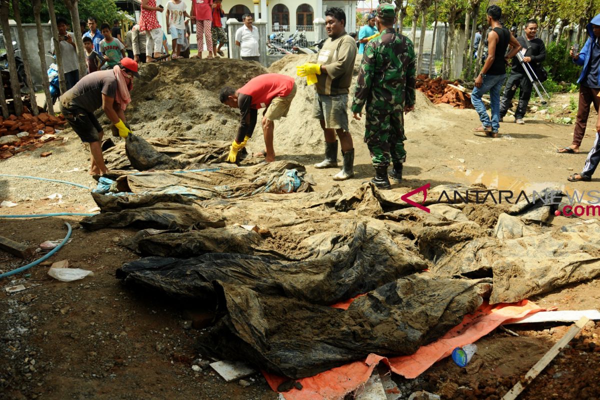 Pekerja bangunan temukan belasan kantong isi kerangka manusia di Aceh