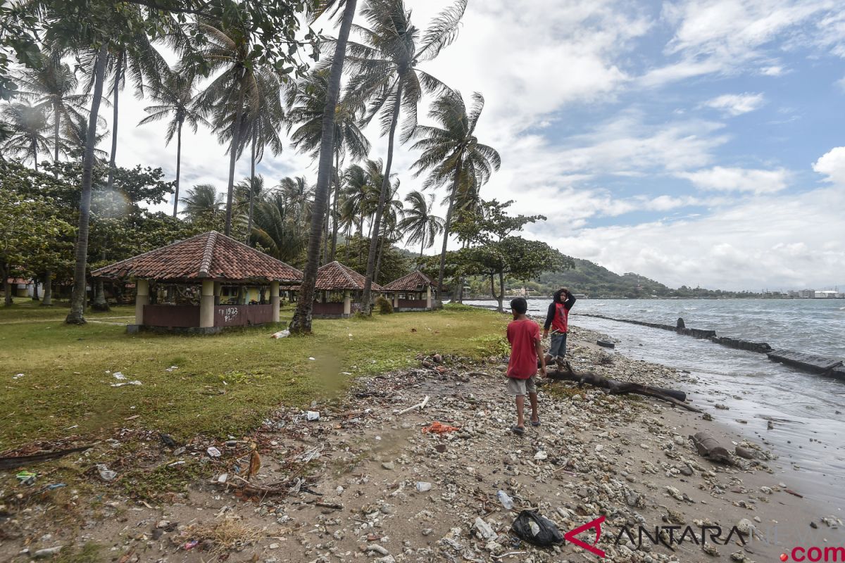 Beach resort areas in Western Banten deserted