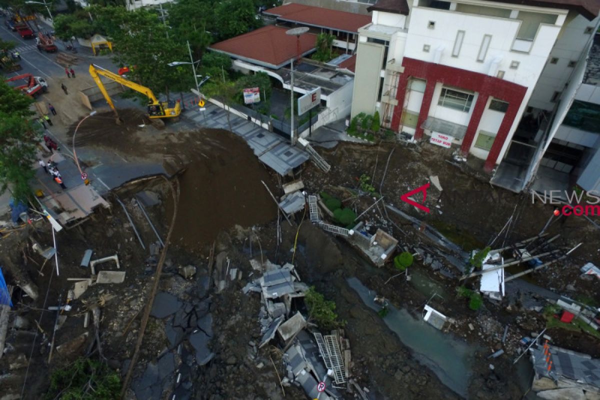 Mencari penyebab amblesnya Jalan Raya Gubeng Surabaya