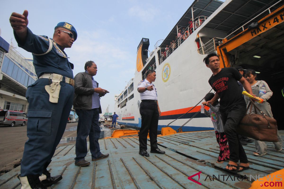 Bangkai kapal Gerbang Samudra masih berasap