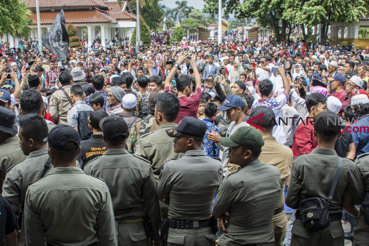 Empat kardus dan satu koper dibawa dari Disdik Cianjur