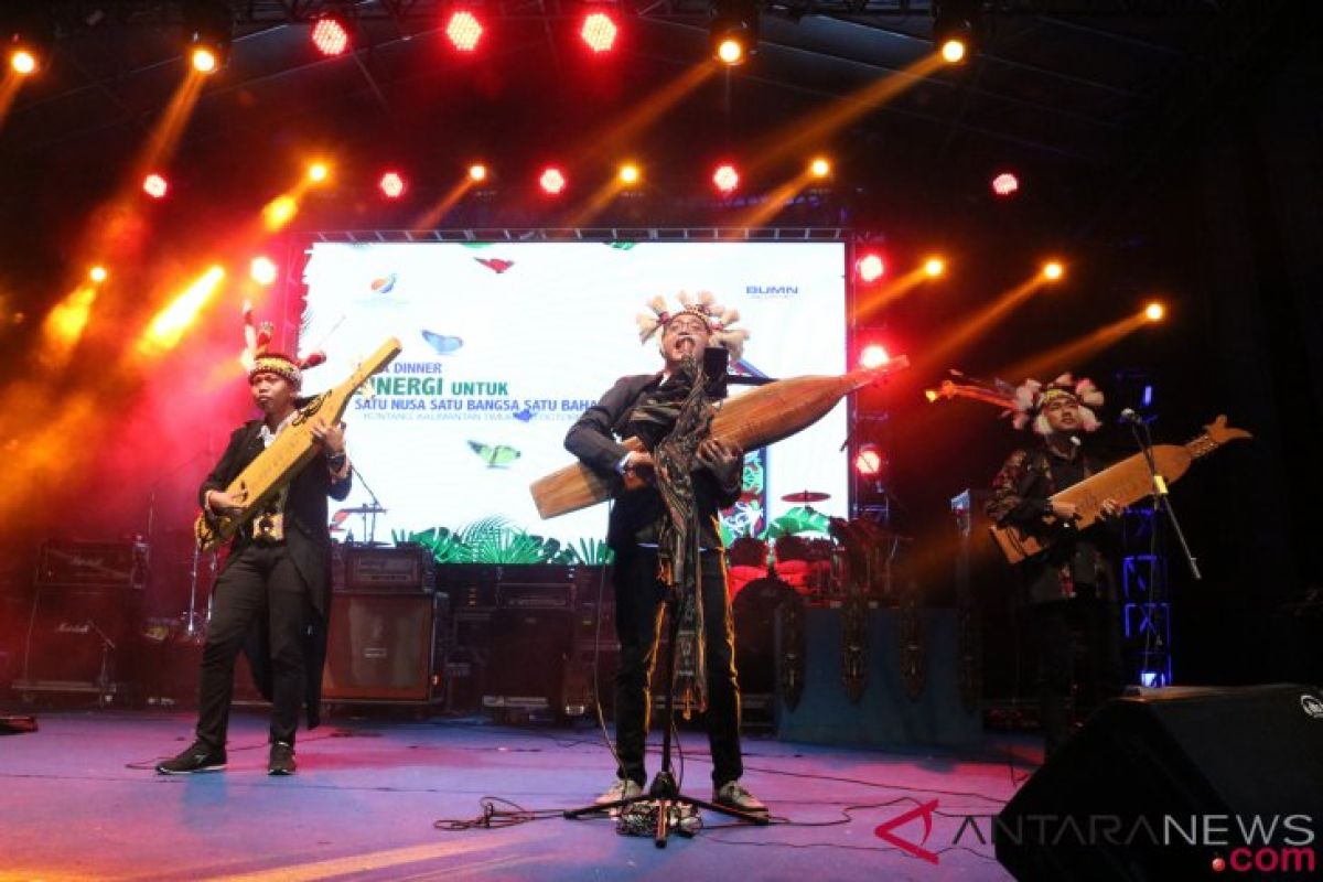 Pesona alat musik Sape Kalimantan pukau penonton Ekuador