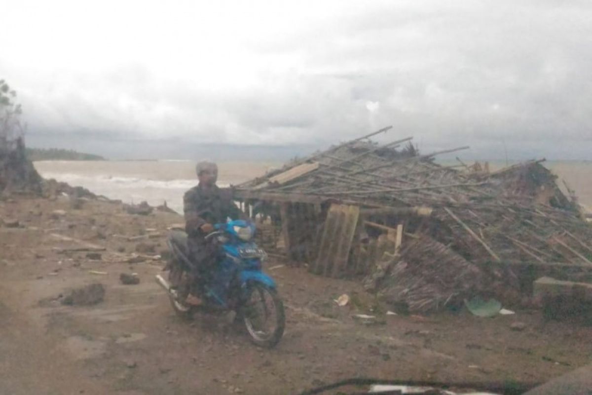 Jalur Anyer-Carita dipenuhi puing, perjalanan tim Baznas terganggu