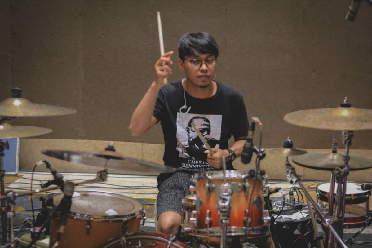 Suasana haru mewarnai pemakaman drummer Seventeen