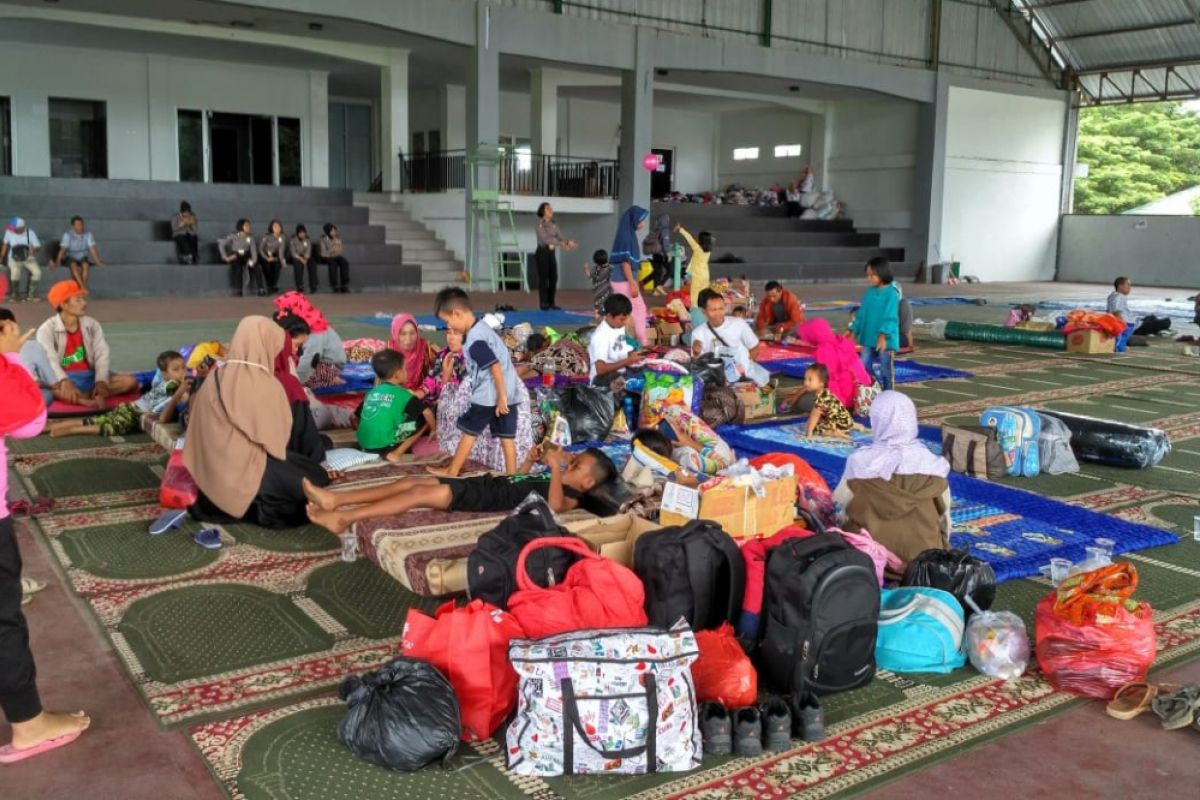 Puluhan pengungsian di Pandeglang dan Serang dipasok bantuan dari posko utama