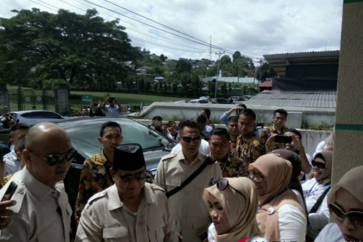 Massa riuh sambut Prabowo di Masjid Alfatah Ambon