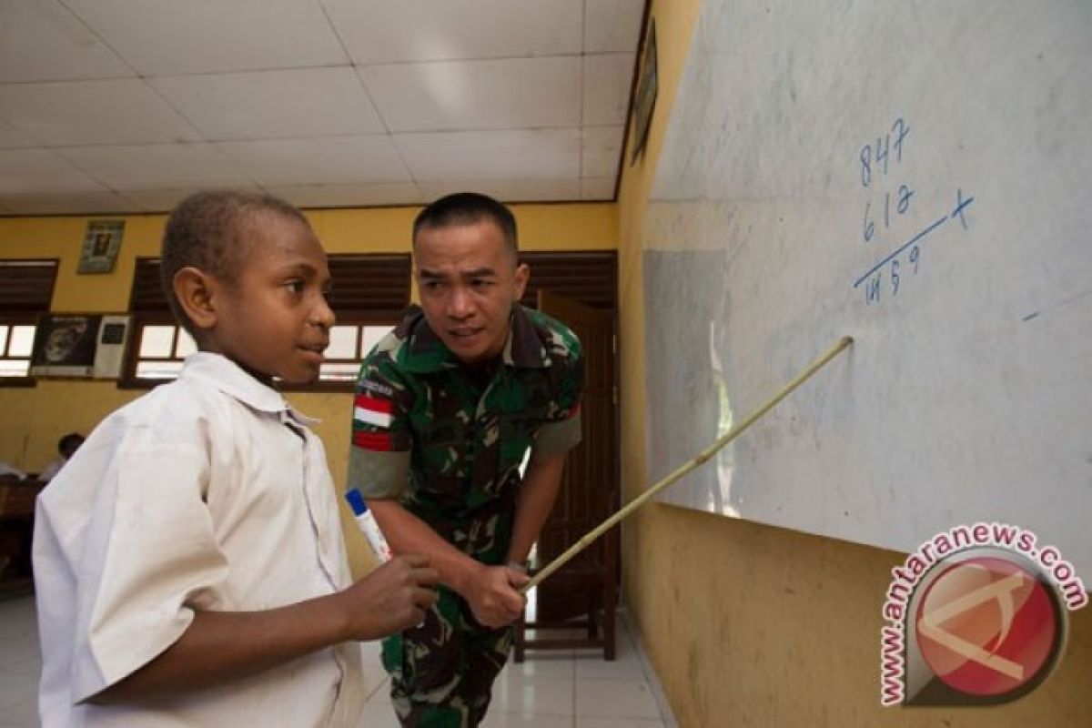 Prajurit TNI mendongeng untuk murid sekolah di perbatasan