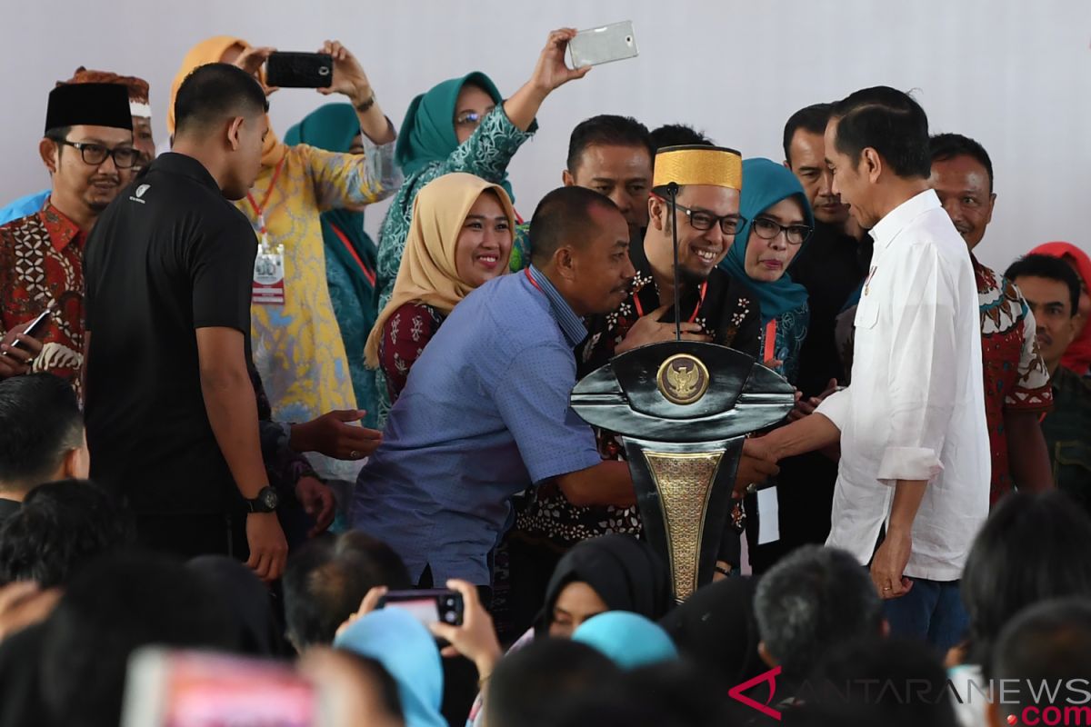 Jokowi: jangan main-main dengan dana desa