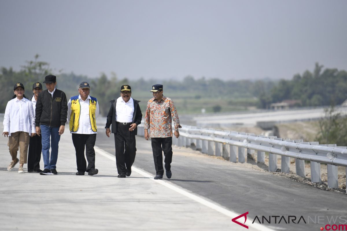 Jokowi inaugurates four segments of toll roads in E Java