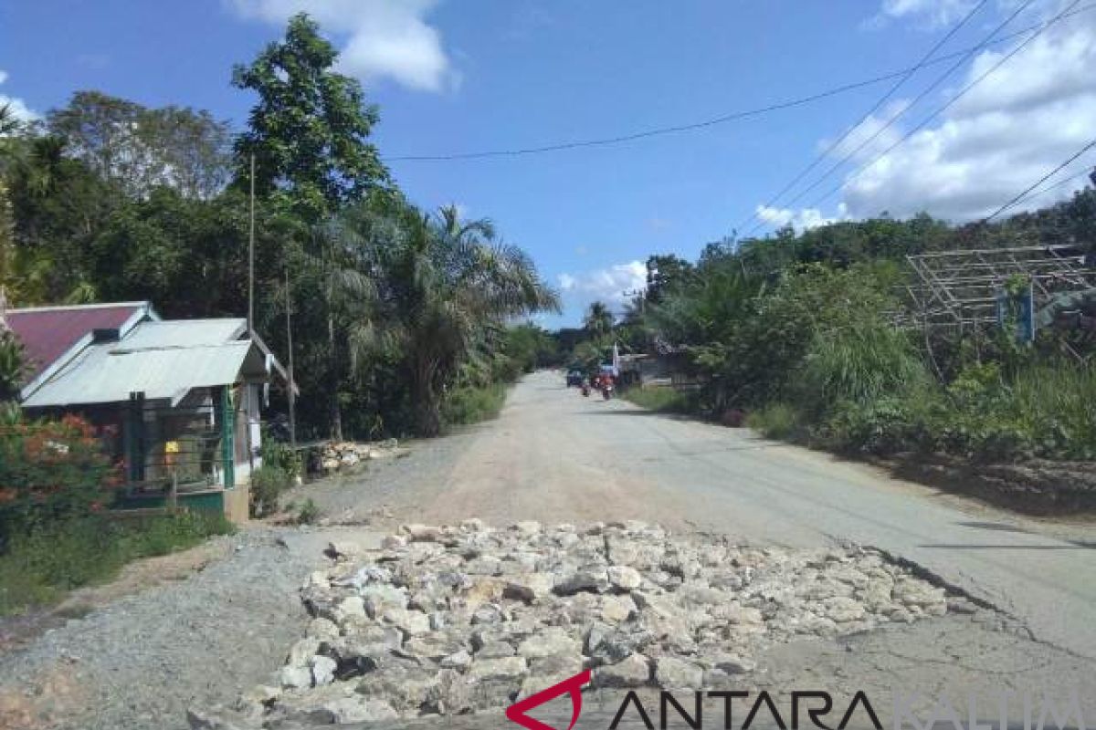 Lubang-Lubang Jalan Nasional Di Penajam Ditimbun Batu Gunung