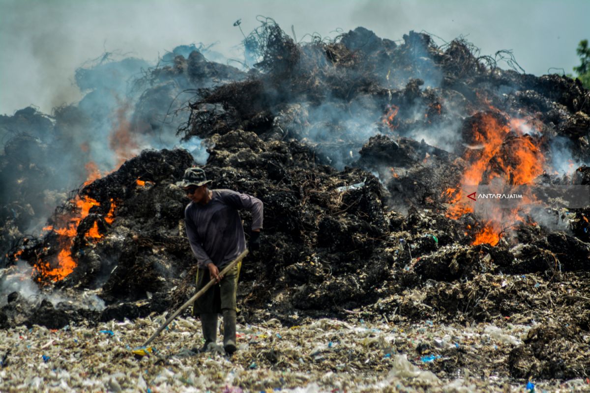 Sampah Plastik Cemari Lingkungan