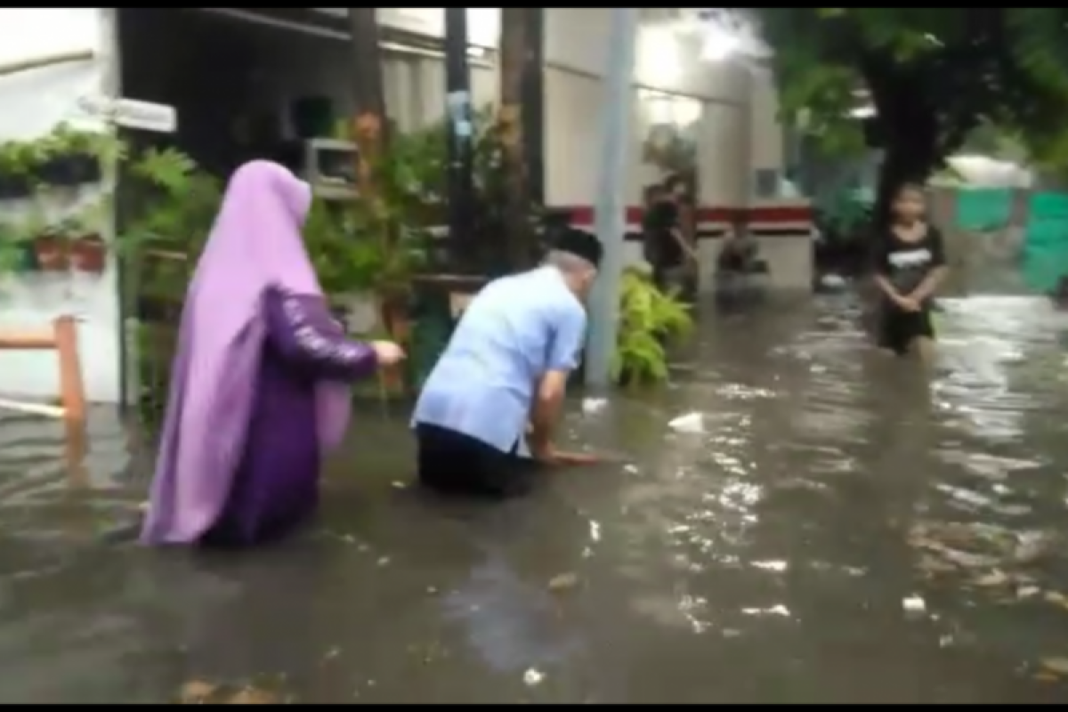 Dua wilayah di Kebon Jeruk banjir setinggi paha orang dewasa