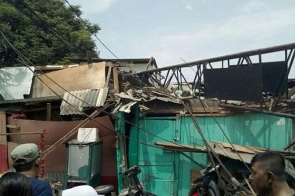 Crane turap Kali Sentiong ambruk lalu timpa rumah