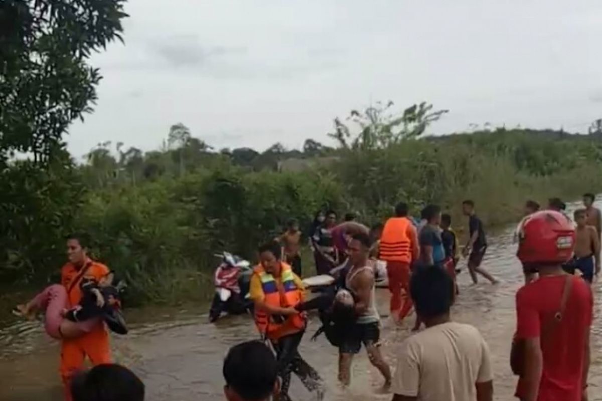 Mobil camat tenggelam saat terobos banjir, tiga penumpang meninggal dunia