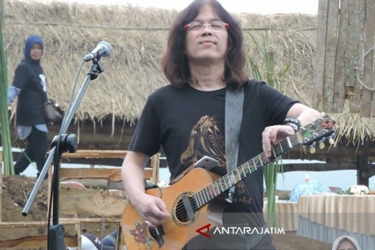 Gitaris Mr D Semarakkan Festival Dermaga di Wisata Kampung Kerapu Situbondo