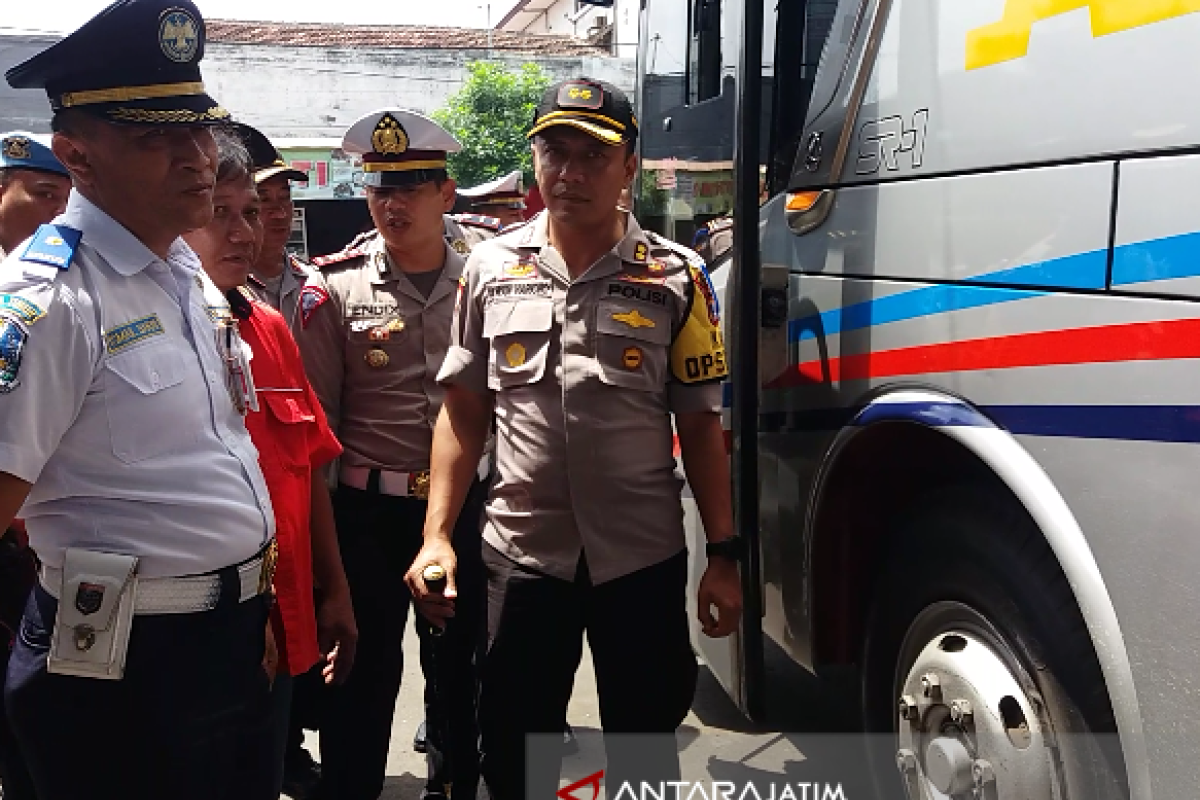 Petugas Gabungan Situbondo Tes Urine Sopir Bus