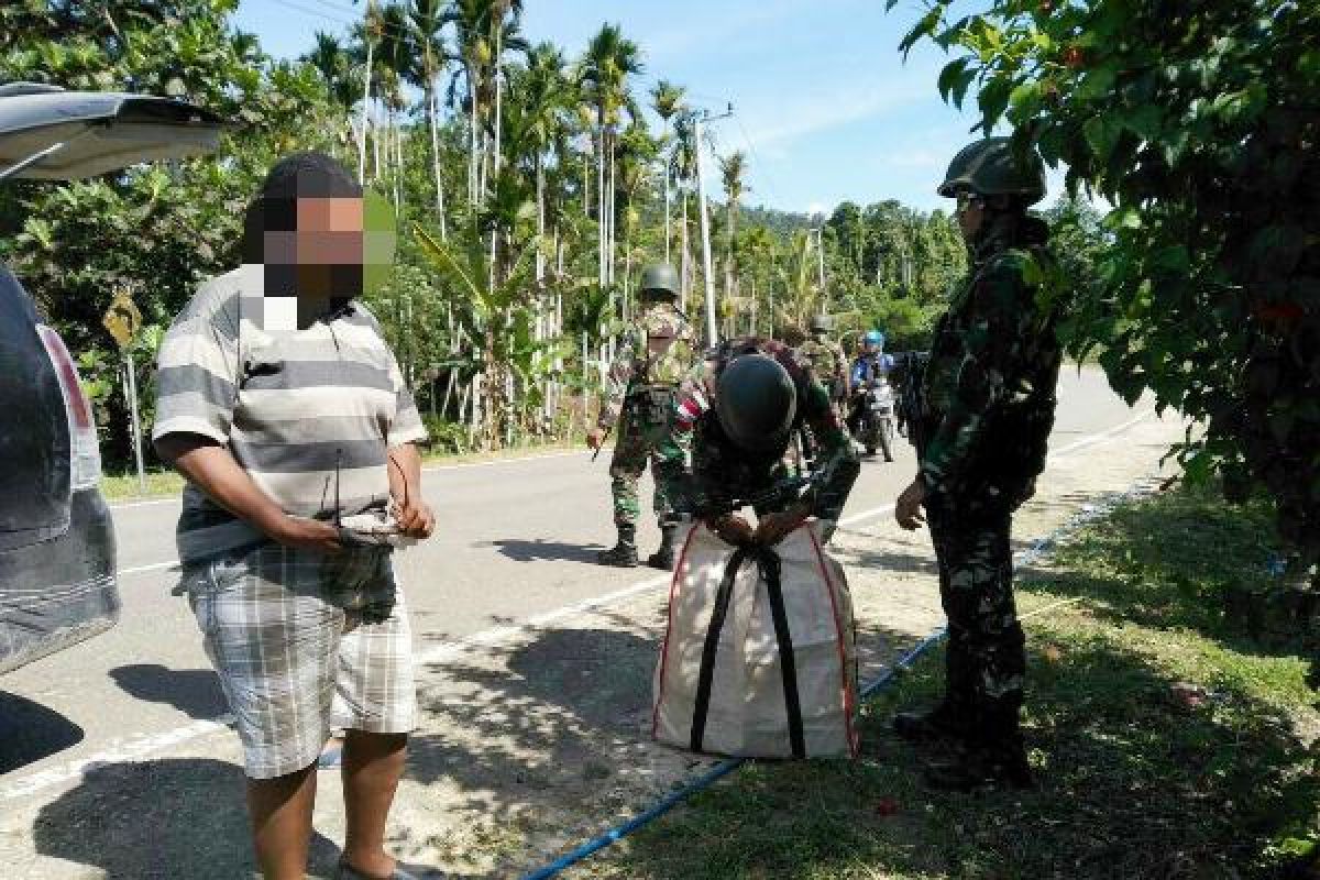 Satgas Pamtas RI-PNG amankan ratusan botol minuman keras