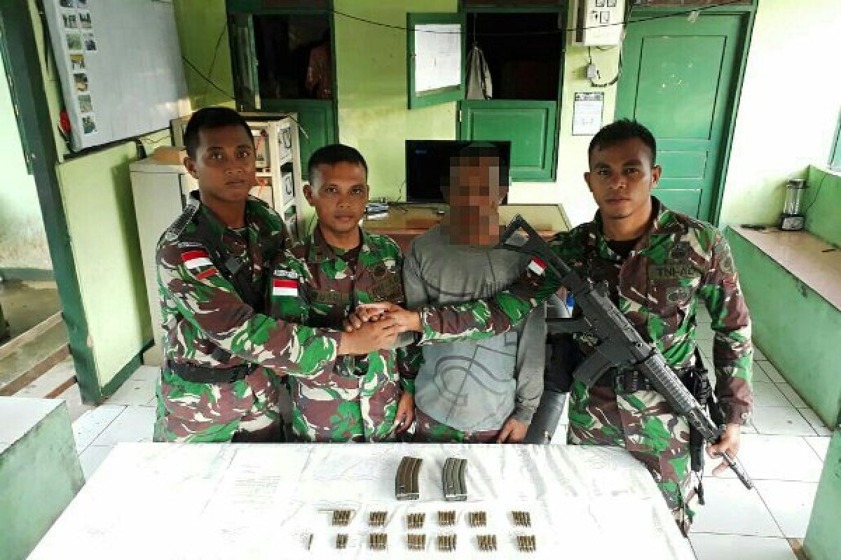Warga perbatasan RI-PNG serahkan puluhan amunisi kepada TNI