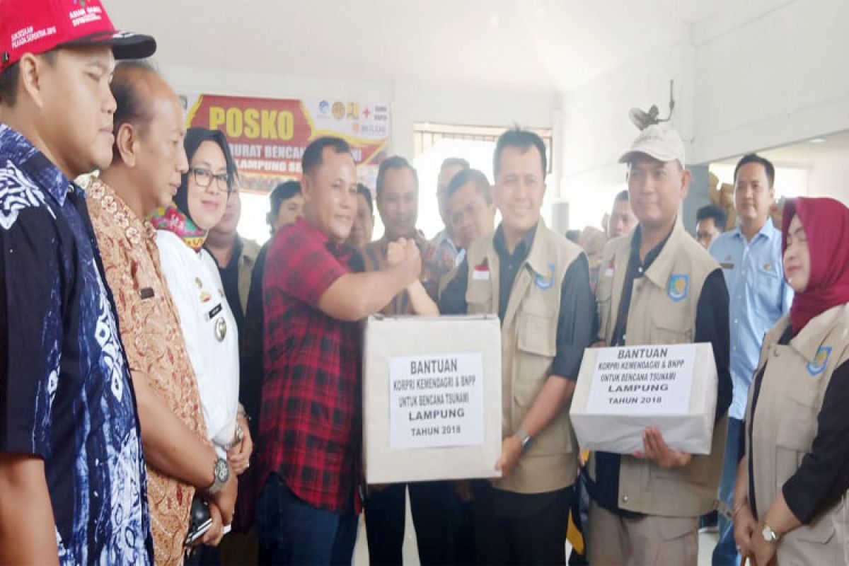 Menteri Dalam Negeri Memberikan Bantuan Korban Tsunami Di Lampung