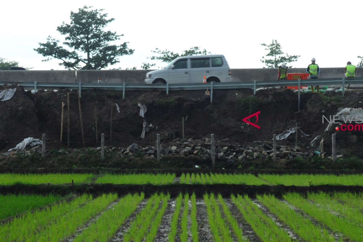 Landslide blocks Central Java`s Magelang-Purworejo road section