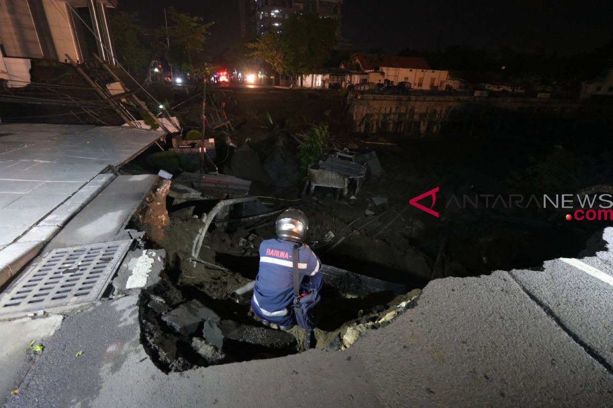 Bronto skylift dikerahkan tangani jalan ambles