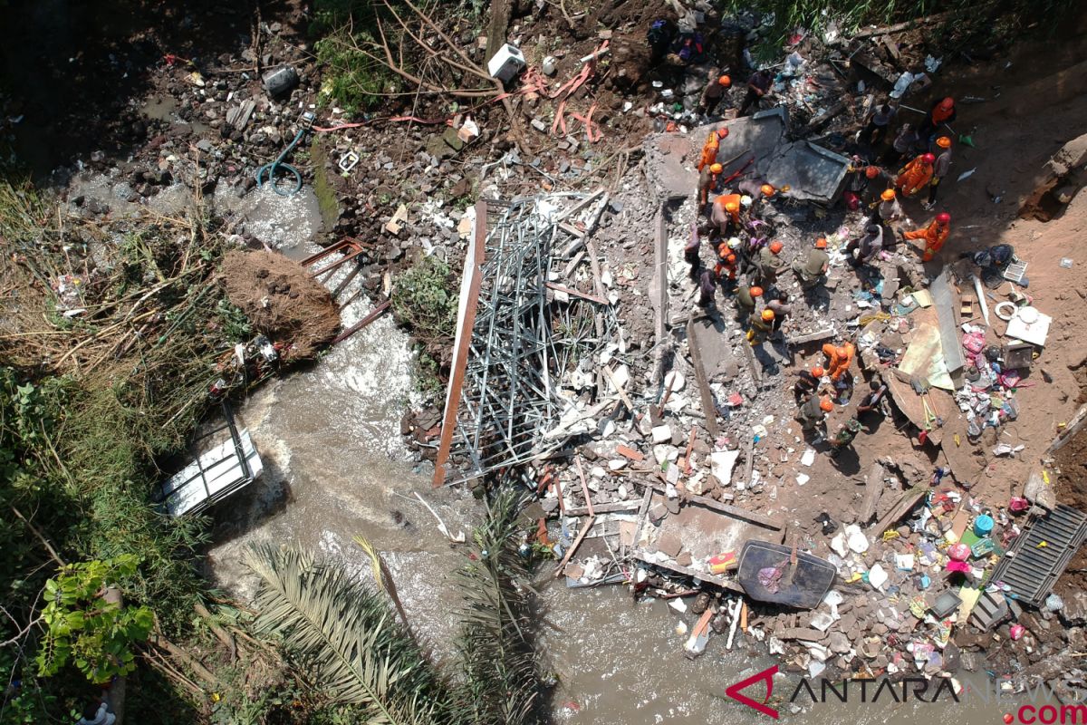 Rescuers evacuate five landslide victims in Bali