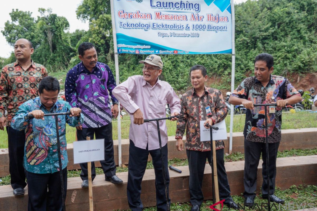 Mengurangi potensi banjir dengan biopori