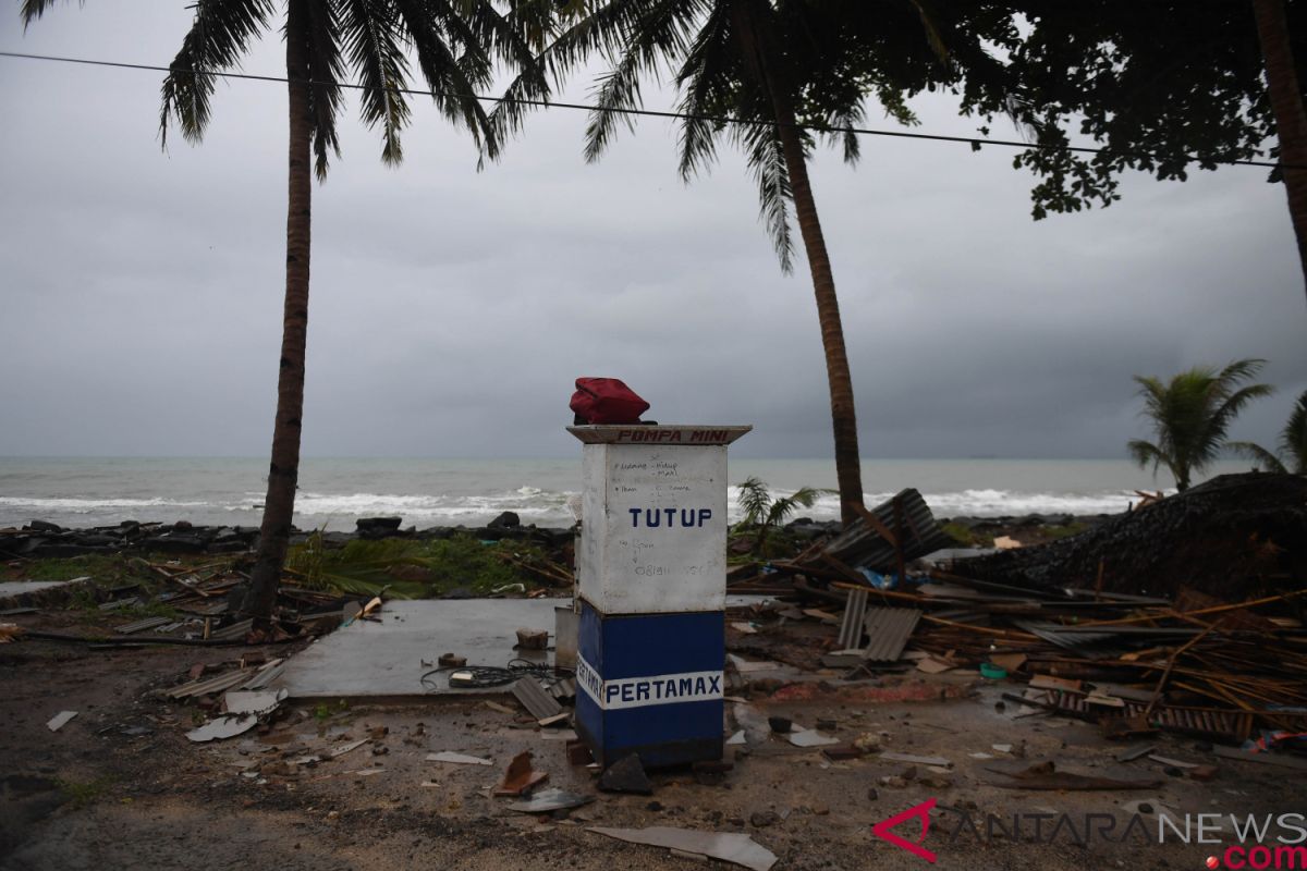 Dampak Tsunami Selat Sunda di Pantai Carita ANTARA News