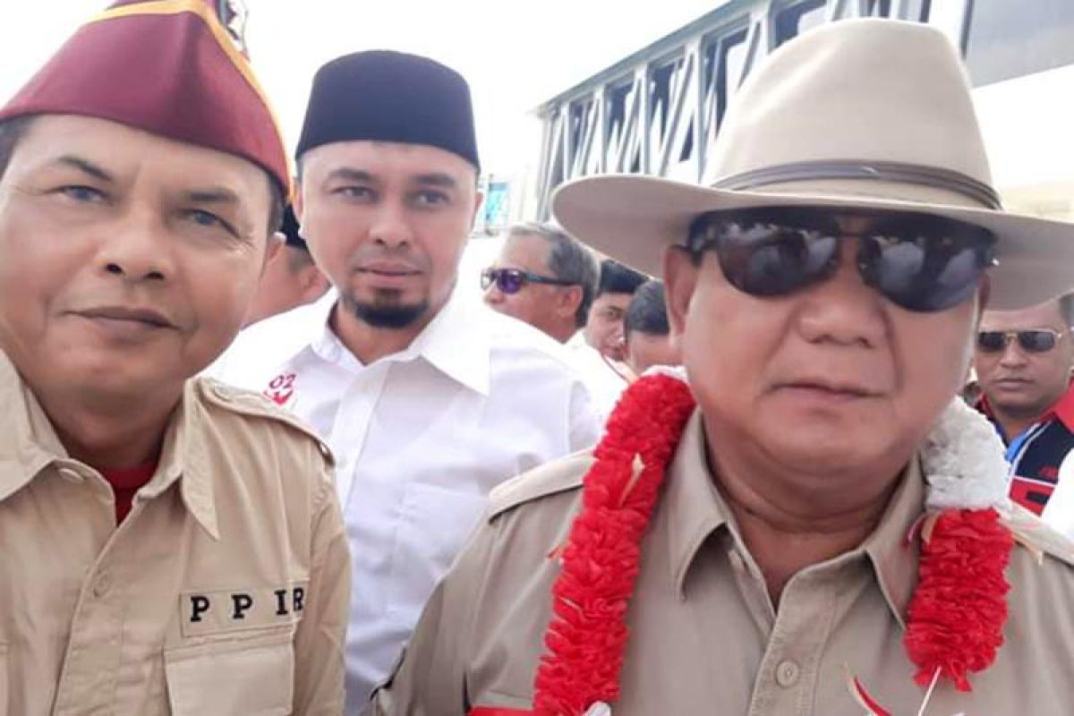 Prabowo disambut pendukungnya saat tiba di gedung Persis