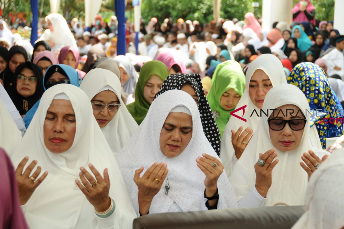 Masyarakat Aceh berkemah di lahan bekas tsunami