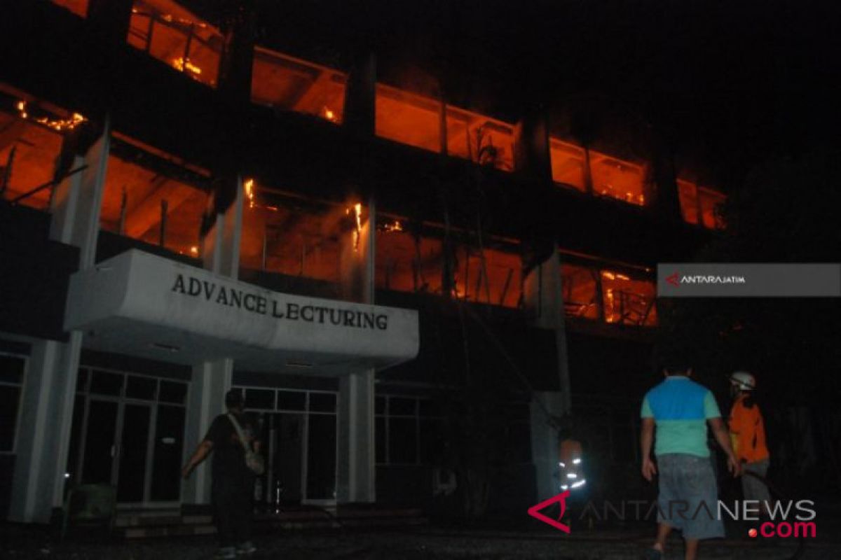Gedung kampus Undar Jombang dilanda kebakaran