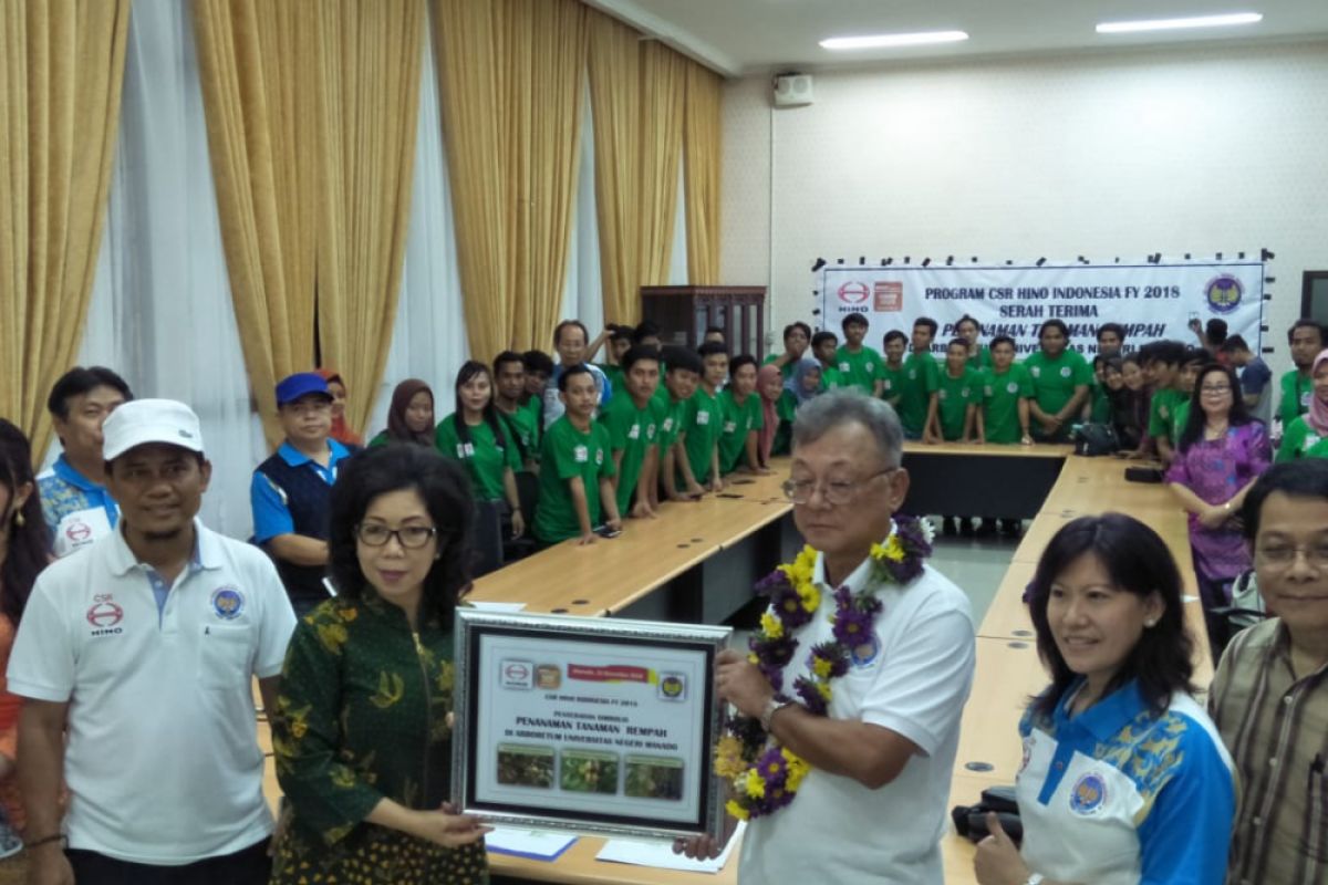 Hino Indonesia Menanam Tanaman Rempah di Arboretum Unima