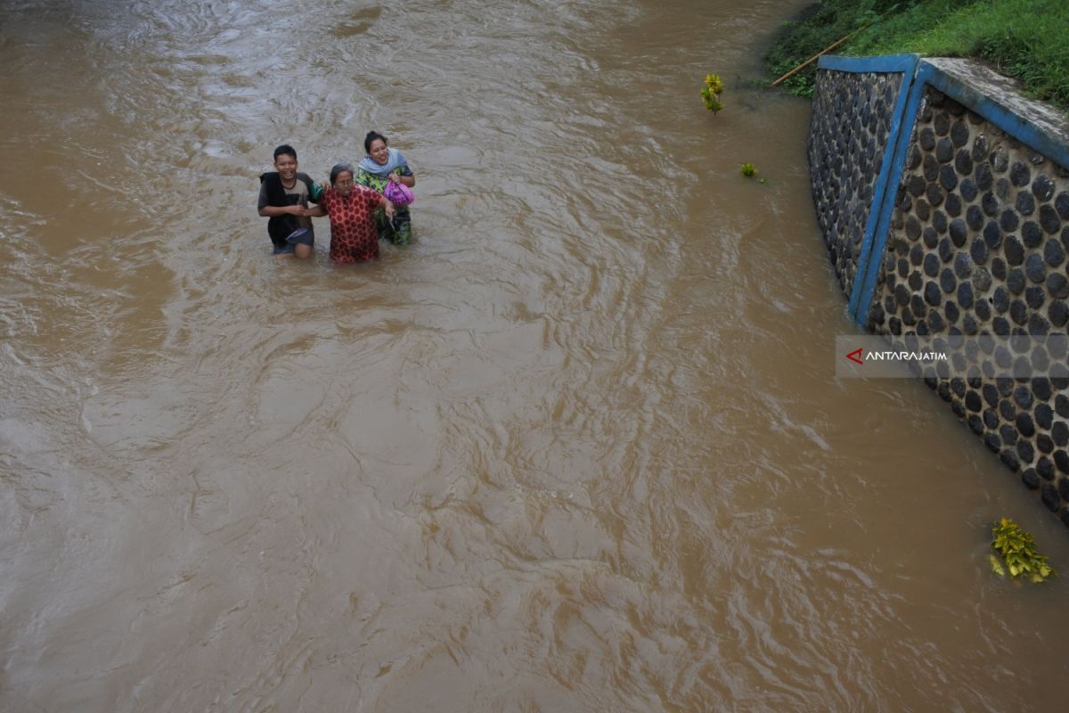 2.482 KK Terdampak Banjir dan Longsor di Jember
