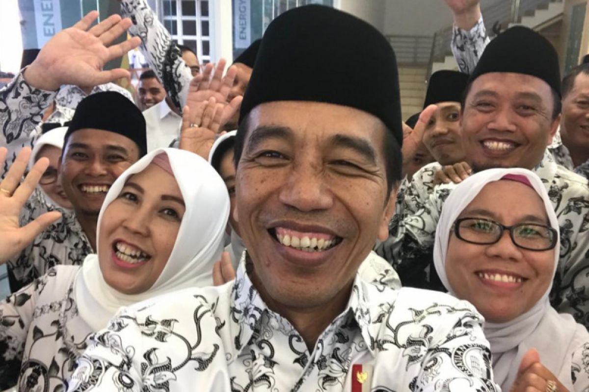 Presiden Jokowi berswafoto dengan para guru