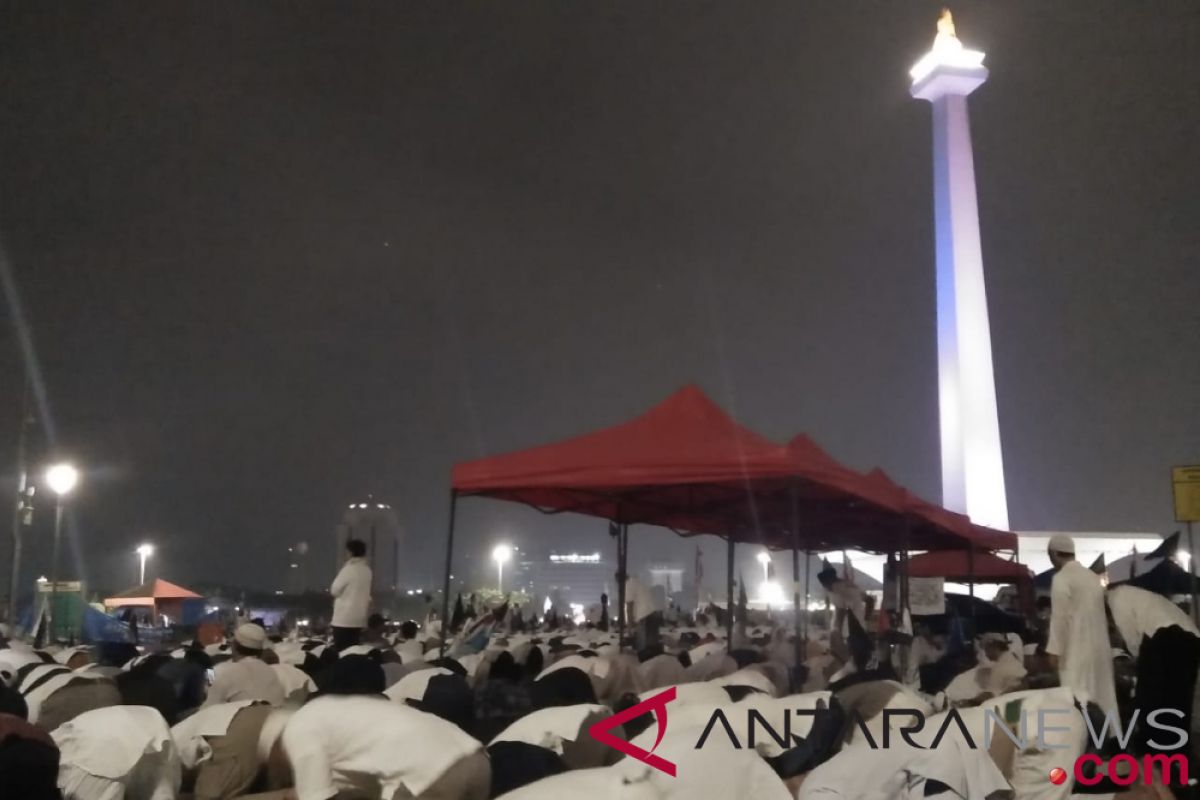 Peserta Reuni 212 tahajud berjamaah di Monas