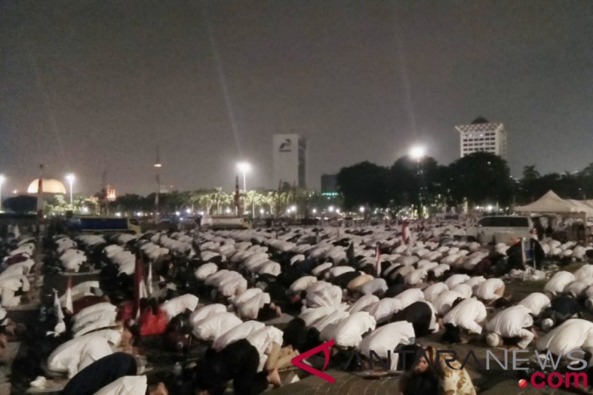 Azan Subuh berkumandang di Monas