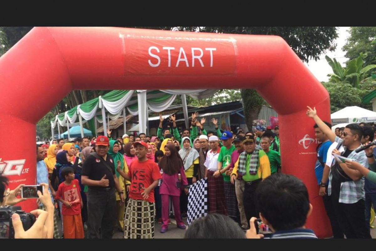 Seribuan warga Jambi jalan sehat pakai sarung