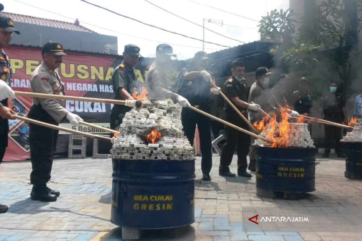 Ratusan Ribu Rokok Ilegal di Gresik Dimusnahkan