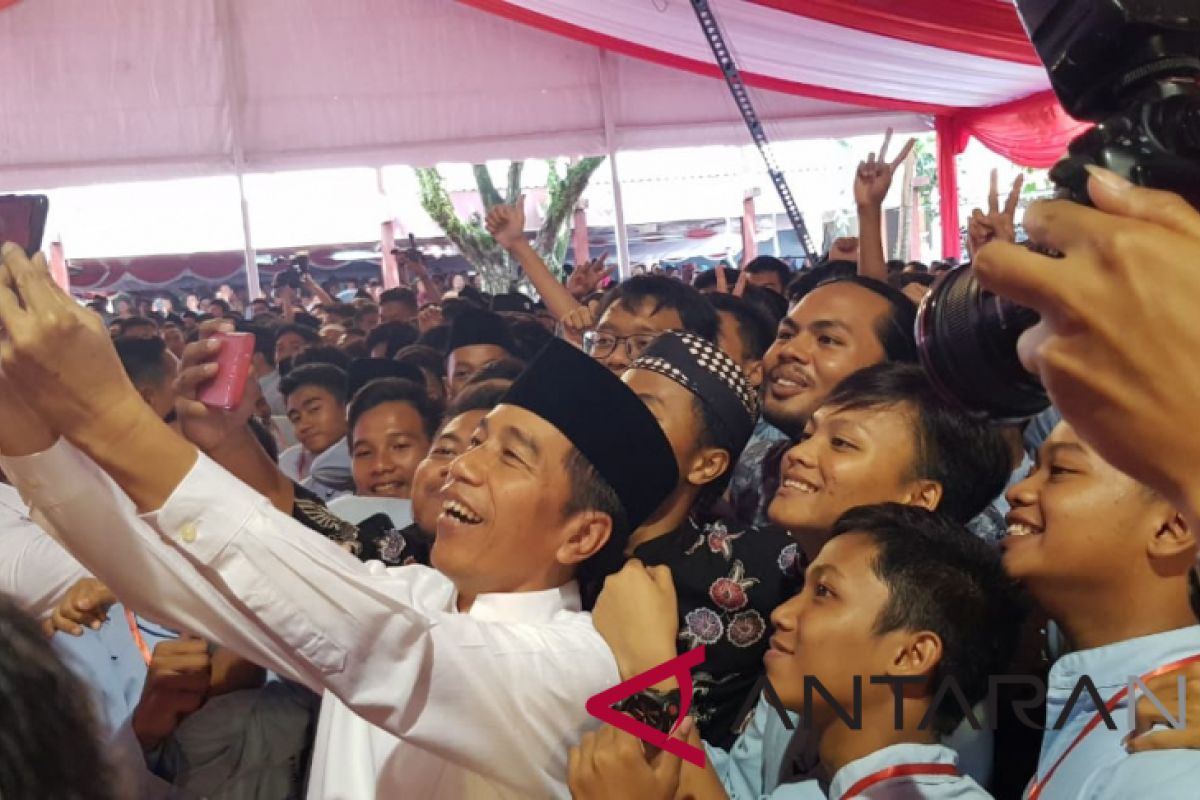 Jokowi swafoto bersama siswa-siswi Muhammadiyah