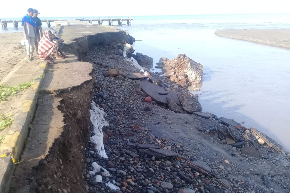 Pelabuhan rakyat Borong ambruk diterjang banjir