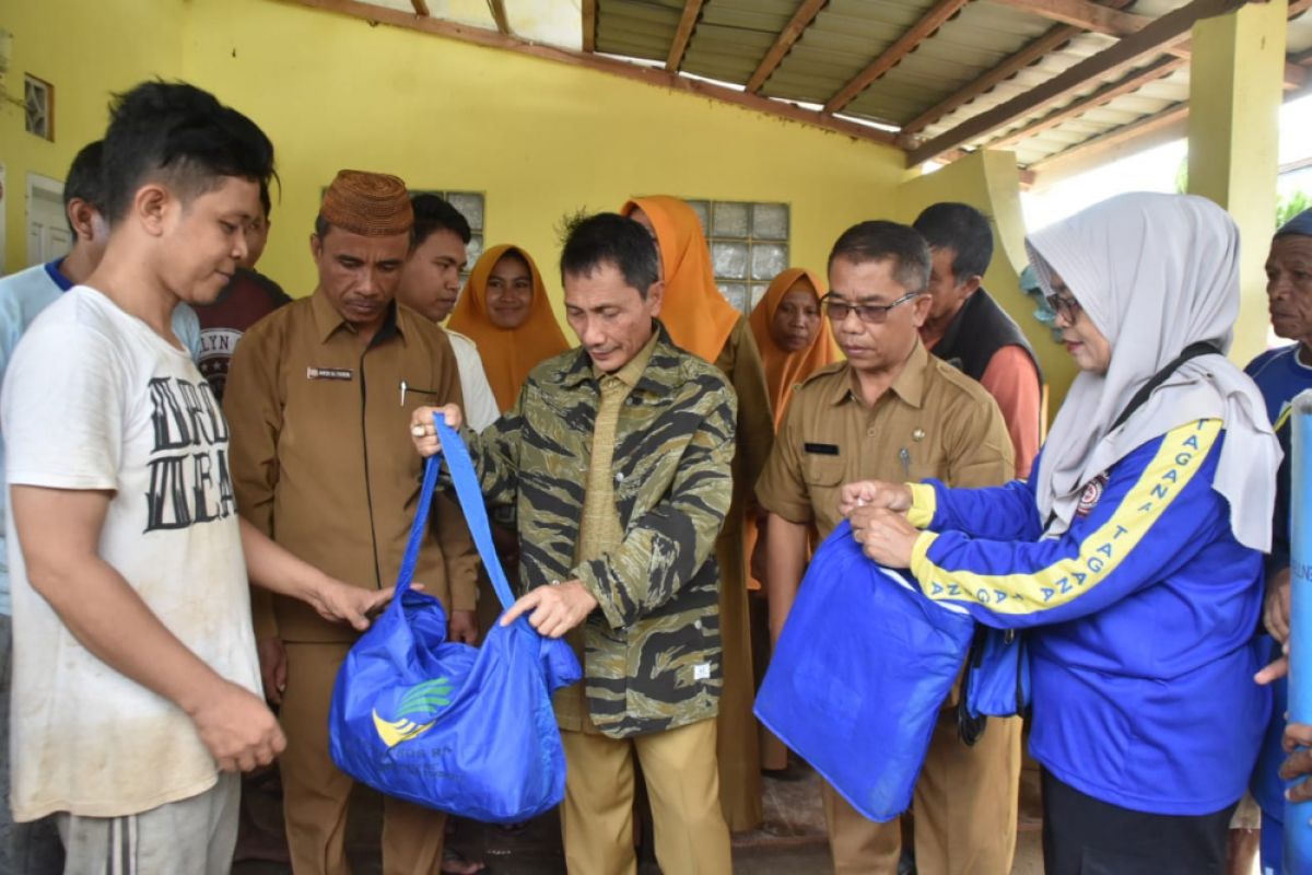 Bupati Gorontalo Serahkan Bantuan Korban Banjir