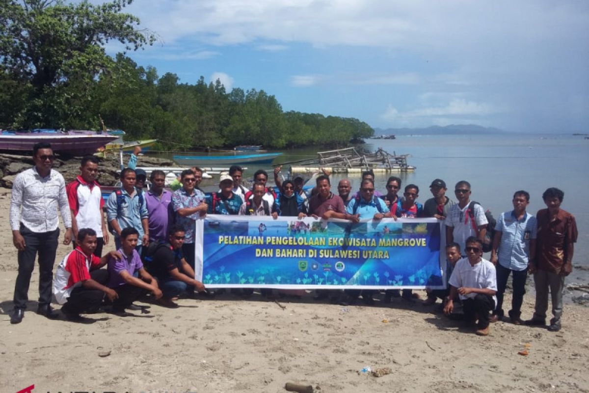 Tujuh kepala Desa Berau belajar ekowisata bahari di Bahowo