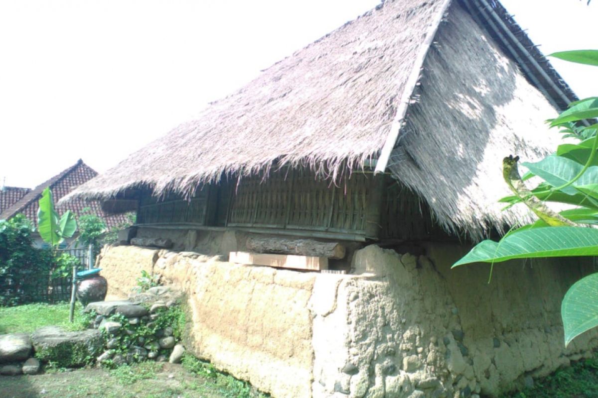 Melihat masjid kuno di Karang Bayan