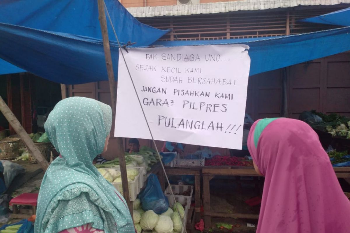 Sandi Tersenyum Lebar, Ada Poster Ini di Pasar Pagi Kota Pinang