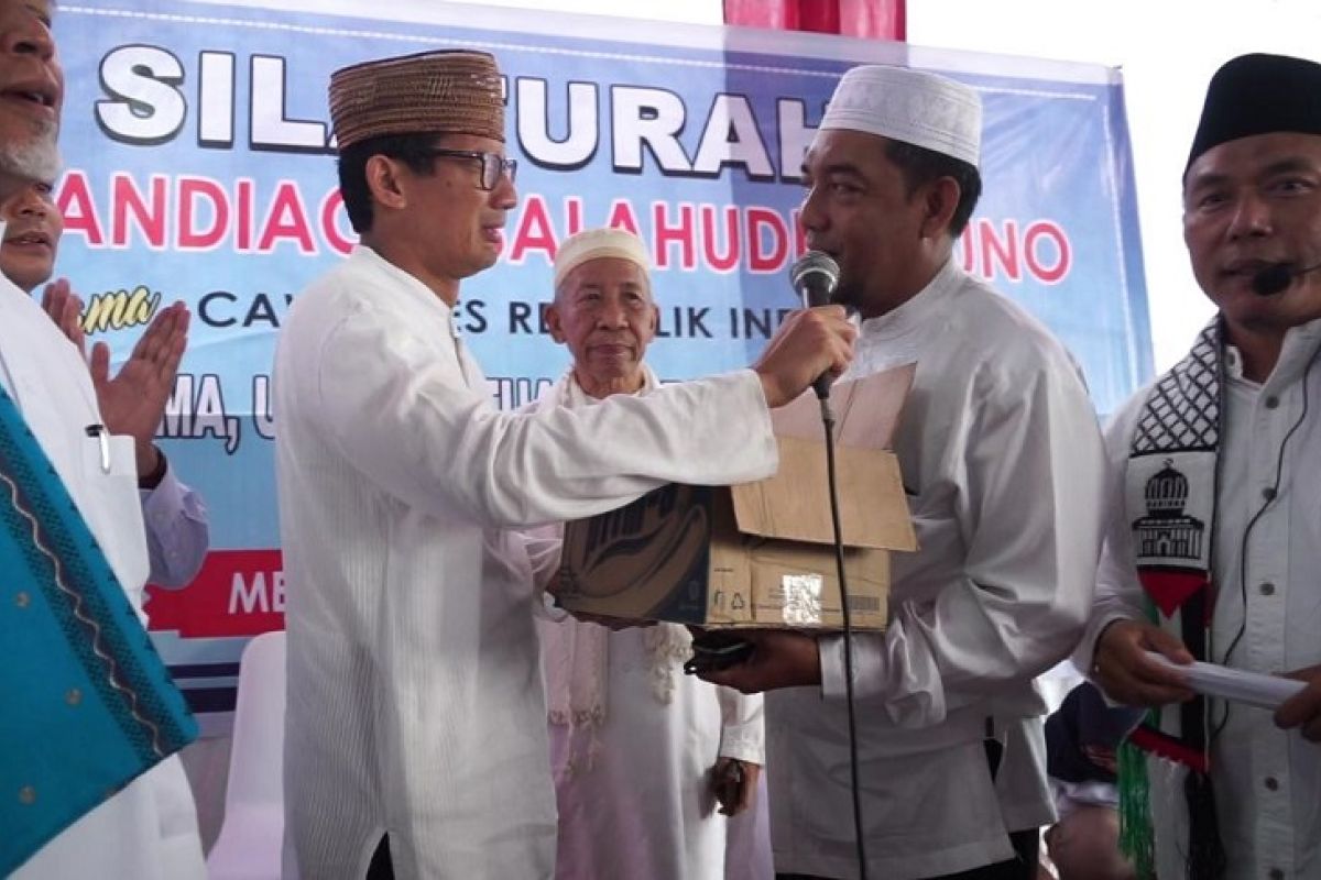 Terharu, Sandiaga Uno dapat sumbangan dana kampanye dari ulama, milenial dan emak-emak