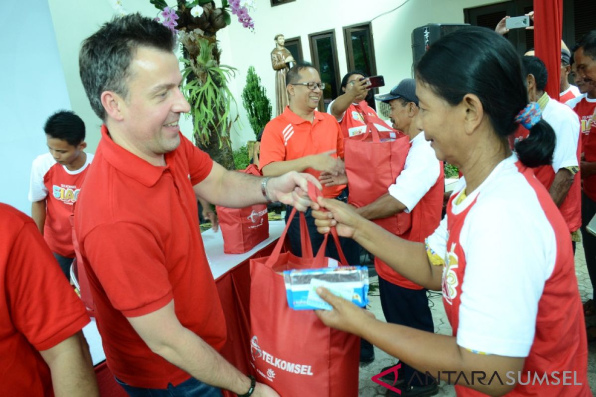 Telkomsel berbagi bersama 5.000 anak yatim