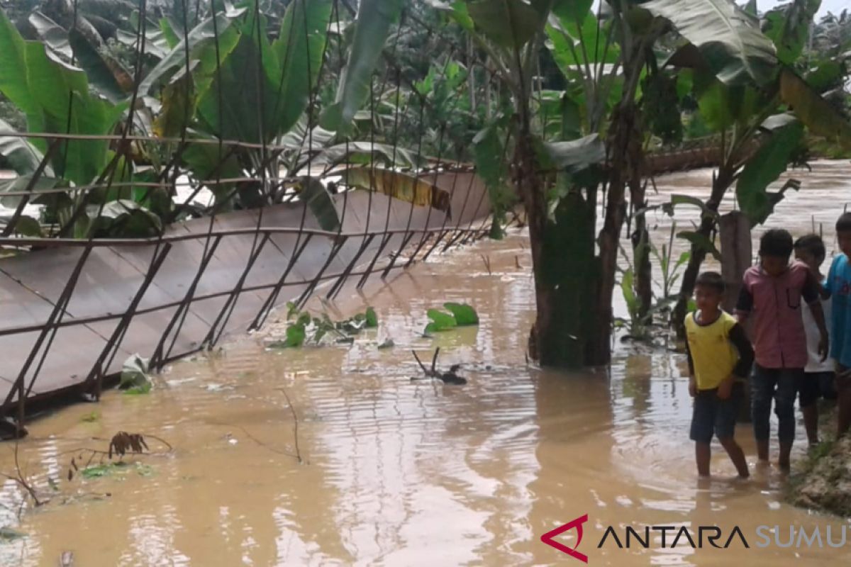 Rambin terbalik, puluhan warga hanyut di Sungai Bilah