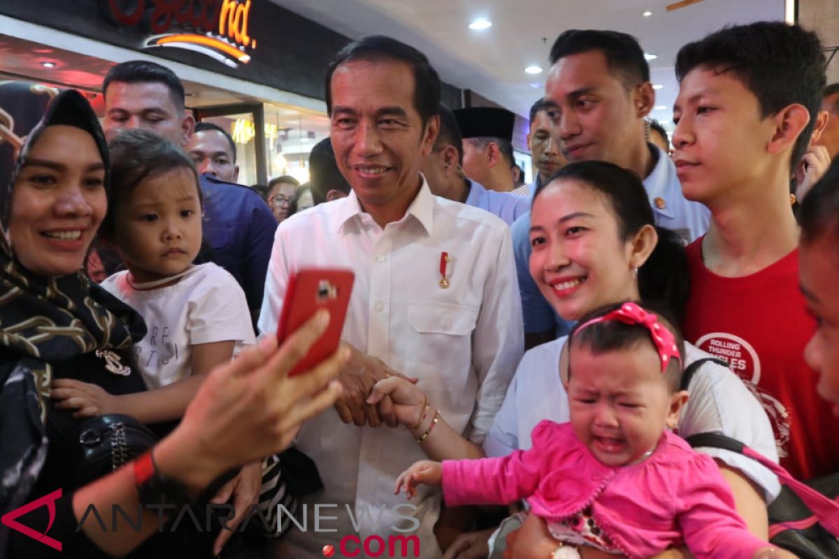 Presiden Jokowi minum teh di pusat perbelanjaan di Jambi