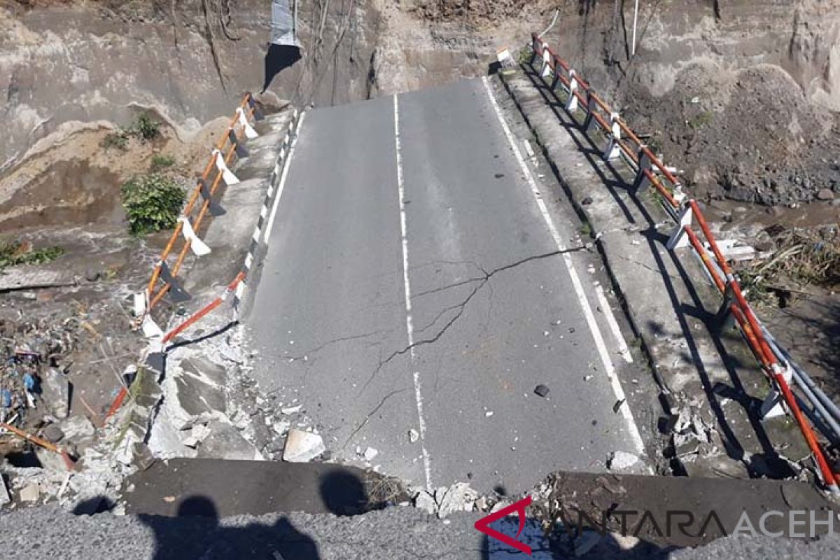 Jembatan di lintas tengah Aceh putus akibat air bah