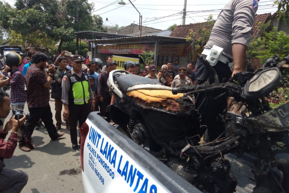 Dua Pengendara Motor Terbakar Akibat Kecelakaan di Ponorogo